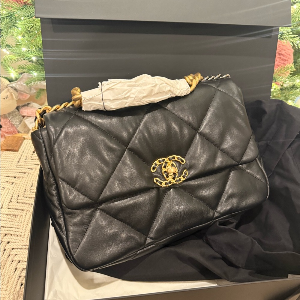 Chanel 19 black new in box and dust bag - Picture 2 of 13